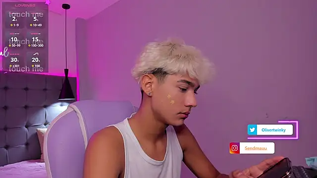 Snapshot of OliverTwinky chatting on 29, 9, 2025 OliverTwinky online show from 29, 9, 2025