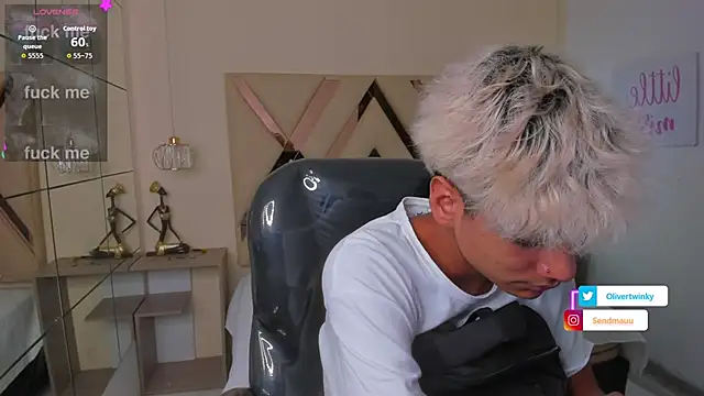 Snapshot of OliverTwinky chatting on 10, 11, 2025 OliverTwinky online show from 10, 11, 2025