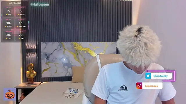 Snapshot of OliverTwinky chatting on 15, 10, 2025 OliverTwinky online show from 15, 10, 2025