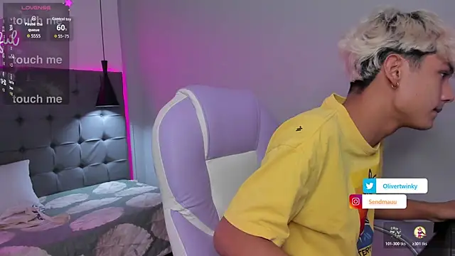 Snapshot of OliverTwinky chatting on 5, 11, 2025 OliverTwinky online show from 5, 11, 2025