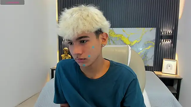 Snapshot of OliverTwinky chatting on 4, 10, 2025 OliverTwinky online show from 4, 10, 2025