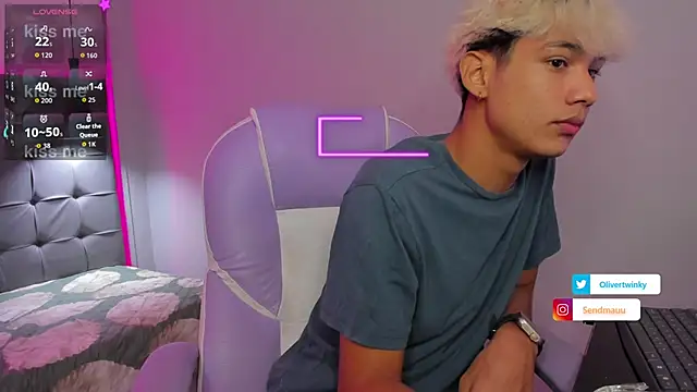 Snapshot of OliverTwinky chatting on 6, 11, 2025 OliverTwinky online show from 6, 11, 2025