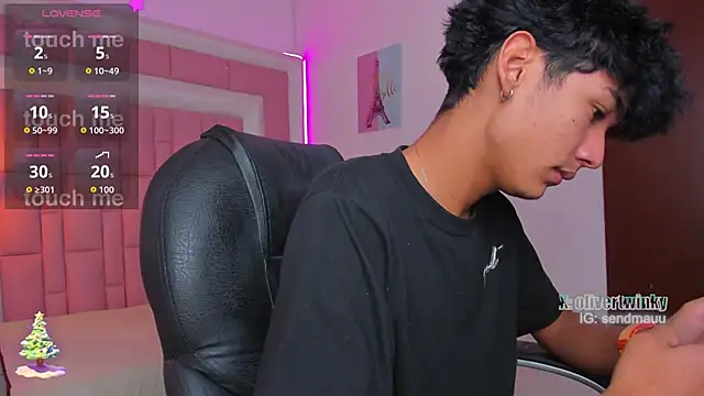 Snapshot of OliverTwinky chatting on 26, 11, 2025 OliverTwinky online show from 26, 11, 2025