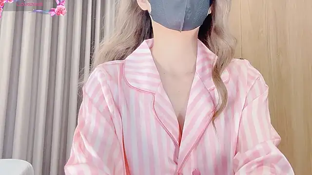 Snapshot of yiyi-chin chatting on 2, 10, 2025 yiyi-chin online show from 2, 10, 2025