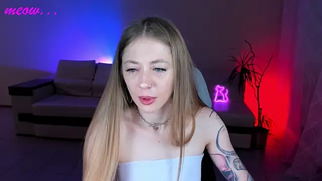 Snapshot of SweetMeeow chatting on 17, 11, 2025 SweetMeeow online show from 17, 11, 2025