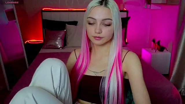 LinaLirian online show from 8, 11, 2025