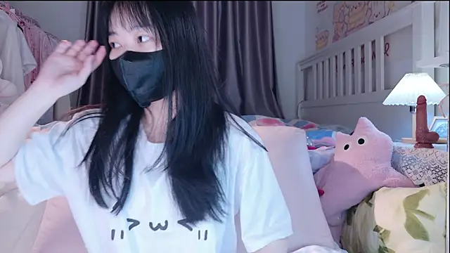 Snapshot of love-uiui chatting on 4, 11, 2025 love-uiui online show from 4, 11, 2025