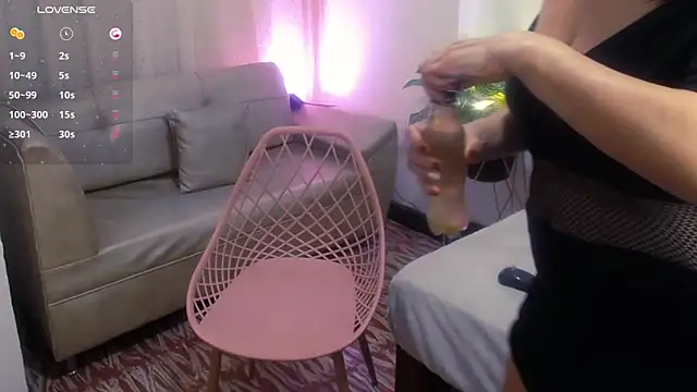 Yeseniaa25  online show from 17, 4, 2026