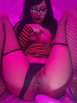 YourDevilGirl  online show from 17, 4, 2026