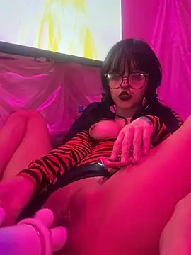 YourDevilGirl  online show from 5, 4, 2026