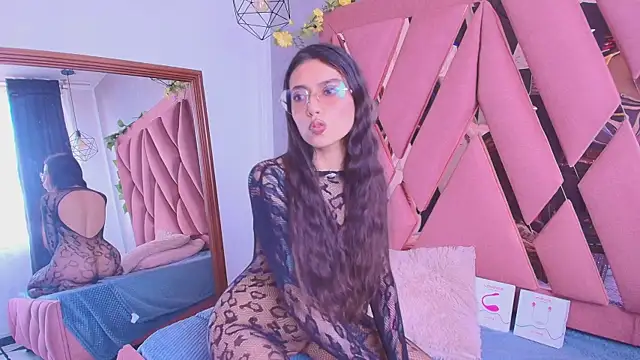 viollettaa  online show from 12, 9, 2025