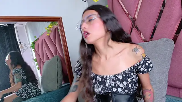 viollettaa  online show from 21, 12, 2025