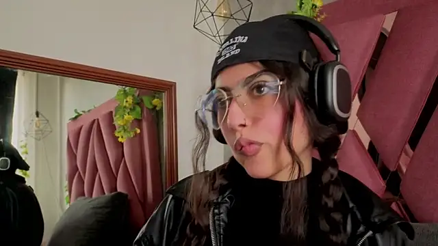 viollettaa  online show from 14, 4, 2026