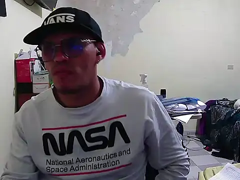 Snapshot of DOBLEWYOSK69G chatting on 24, 10, 2025 DOBLEWYOSK69G online show from 24, 10, 2025