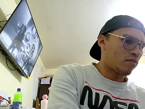 Snapshot of DOBLEWYOSK69G chatting on 23, 10, 2025 DOBLEWYOSK69G online show from 23, 10, 2025