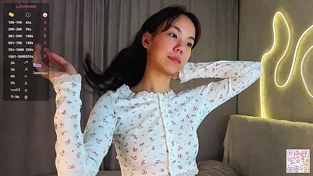 AlodiaAxley online show from 5, 10, 2025