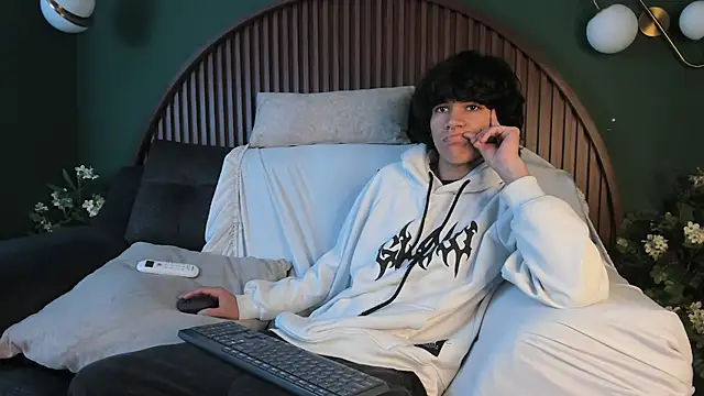 Diamond twink online show from 24, 7, 2026