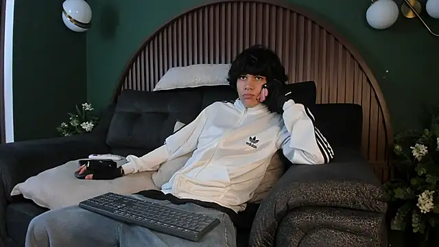 Diamond twink online show from 13, 7, 2026