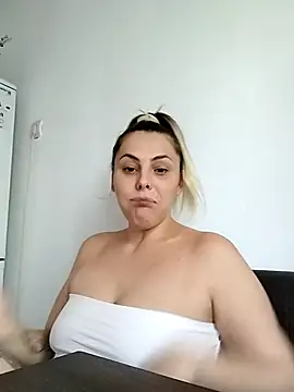 LarisseBelle online show from 10, 9, 2025