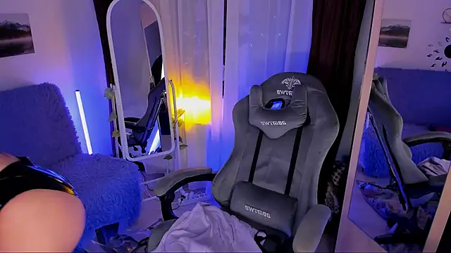 Snapshot of MissClairDeLune chatting on 22, 2, 2025 MissClairDeLune online show from 22, 2, 2025