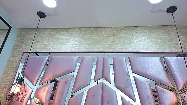 ThaliaCross online show from 8, 1, 2026