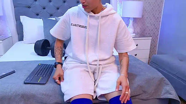 ZoeKrug online show from 28, 11, 2025