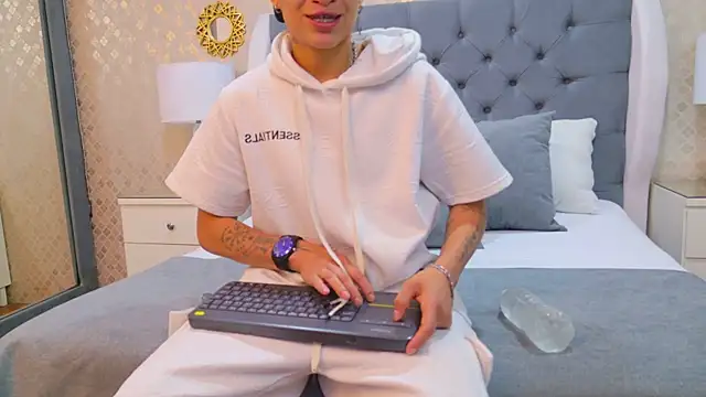 ZoeKrug online show from 6, 10, 2025