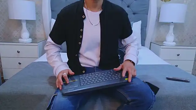 ZoeKrug online show from 25, 10, 2025