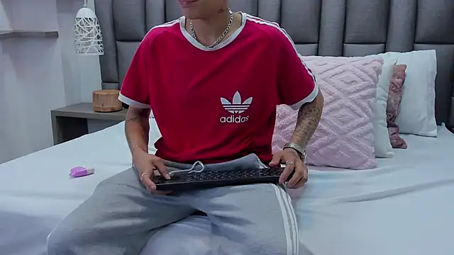 Snapshot of ZoeKrug chatting on 3, 3, 2026 ZoeKrug online show from 3, 3, 2026