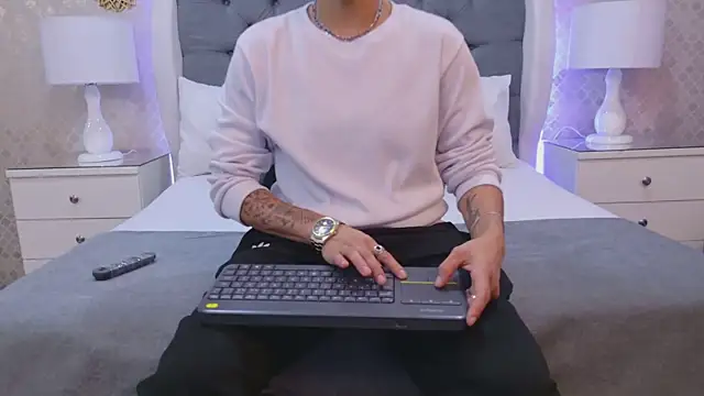 ZoeKrug online show from 24, 11, 2025