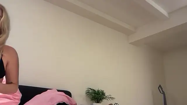 Snapshot of Kitty_Swetty chatting on 3, 2, 2026 Kitty Swetty online show from 3, 2, 2026