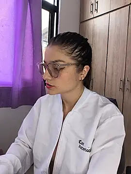Snapshot of Coralinne__ chatting on 4, 7, 2026 Coralinne online show from 4, 7, 2026