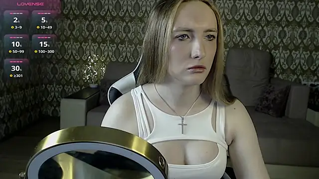Snapshot of Vi_Luxy chatting on 2, 5, 2026 Vi Luxy online show from 2, 5, 2026