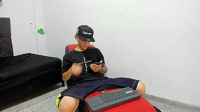 StraightBoy Nick online show from 28, 4, 2026