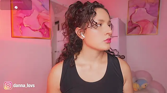 Dannaa Lovs online show from 6, 11, 2025
