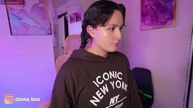 Dannaa Lovs online show from 8, 4, 2026