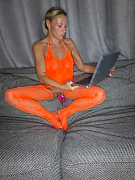 Snapshot of Bellarose_xx chatting on 16, 9, 2025 Bellarose xx online show from 16, 9, 2025