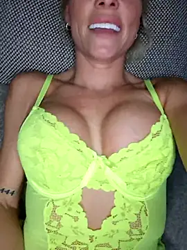 Snapshot of Bellarose_xx chatting on 3, 12, 2025 Bellarose xx online show from 3, 12, 2025