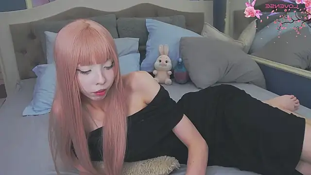 Snapshot of Evelyn_Neal chatting on 17, 11, 2025 Evelyn Neal online show from 17, 11, 2025