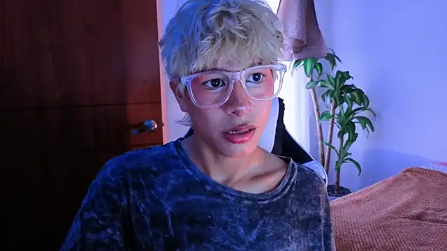 Snapshot of taichi_bluy chatting on 5, 11, 2025 taichi bluy online show from 5, 11, 2025