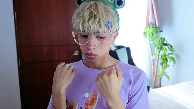 Snapshot of taichi_bluy chatting on 2, 12, 2025 taichi bluy online show from 2, 12, 2025