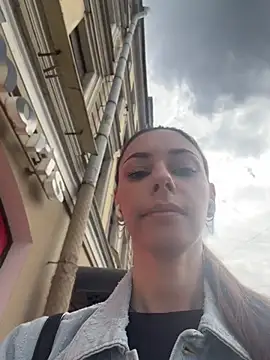 Amelie Crosby online show from 4, 6, 2026