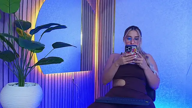 Sophie Janner online show from 6, 6, 2026