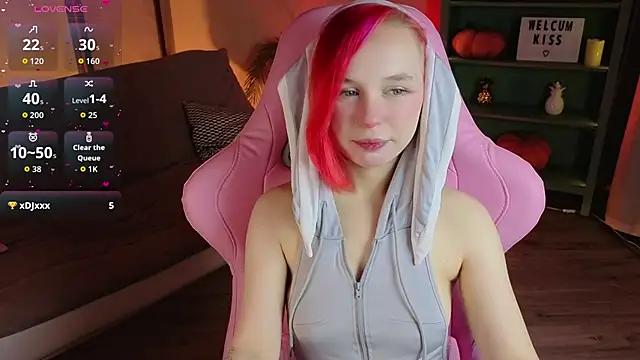 NaomiYoru online show from 5, 12, 2025