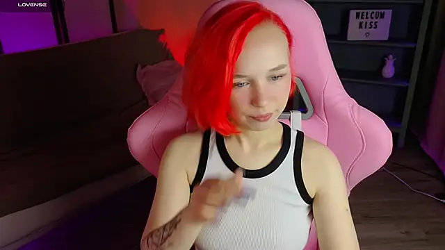 NaomiYoru online show from 26, 9, 2025