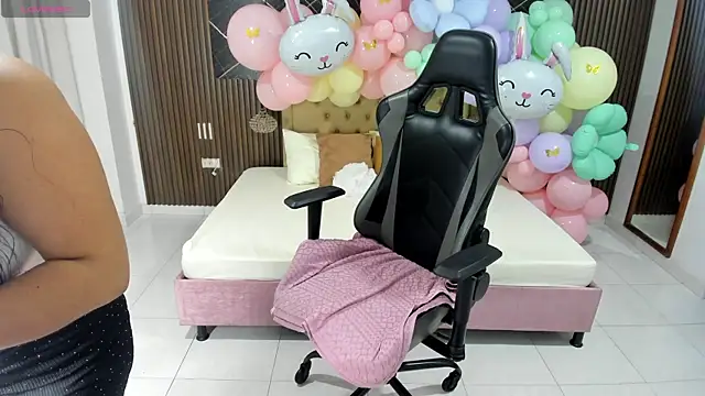 Emy topless online show from 4, 4, 2026