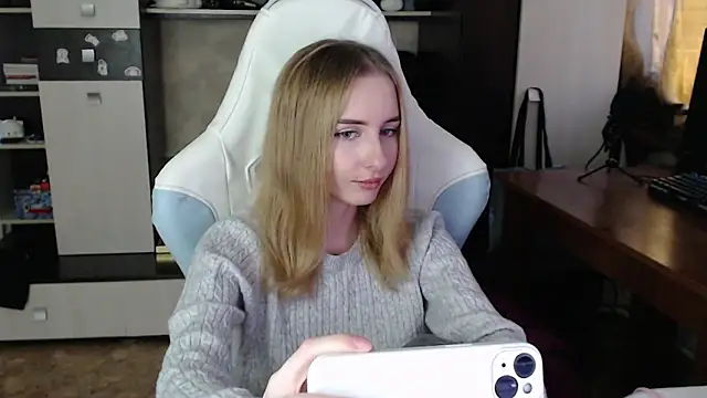 Snapshot of Cutti_Crystal chatting on 11, 10, 2025 Cutti Crystal online show from 11, 10, 2025