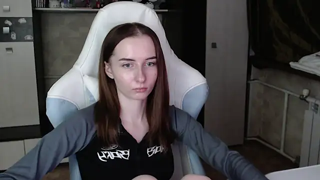 Snapshot of Cutti_Crystal chatting on 4, 11, 2025 Cutti Crystal online show from 4, 11, 2025