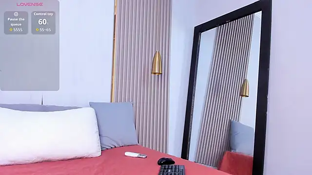 Skylar Smith  online show from 29, 10, 2025