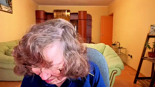 Snapshot of Betty_Brick chatting on 2, 12, 2025 Betty Brick online show from 2, 12, 2025